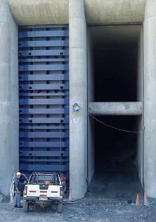 Compuerta hidráulica instalada en presa