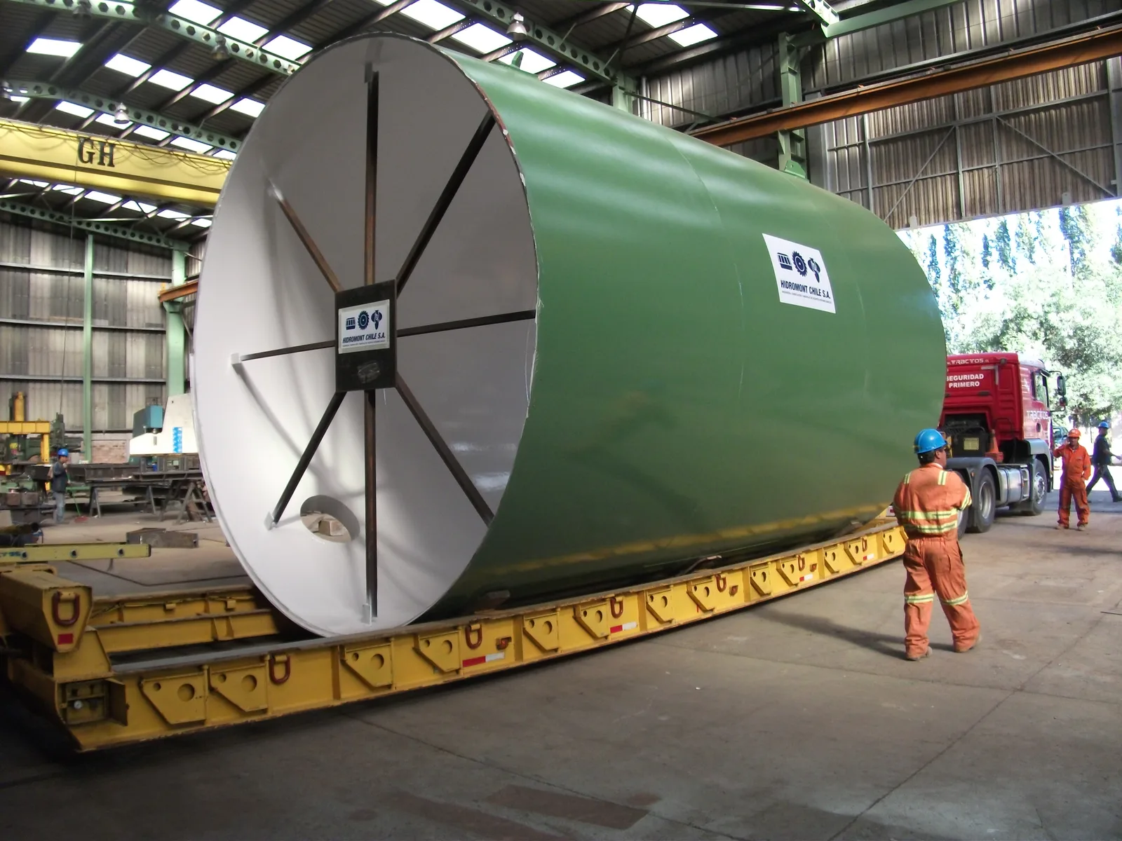 Cuerpo de vapor de gran diámetro fabricado por Hidromont sobre cama baja en el taller