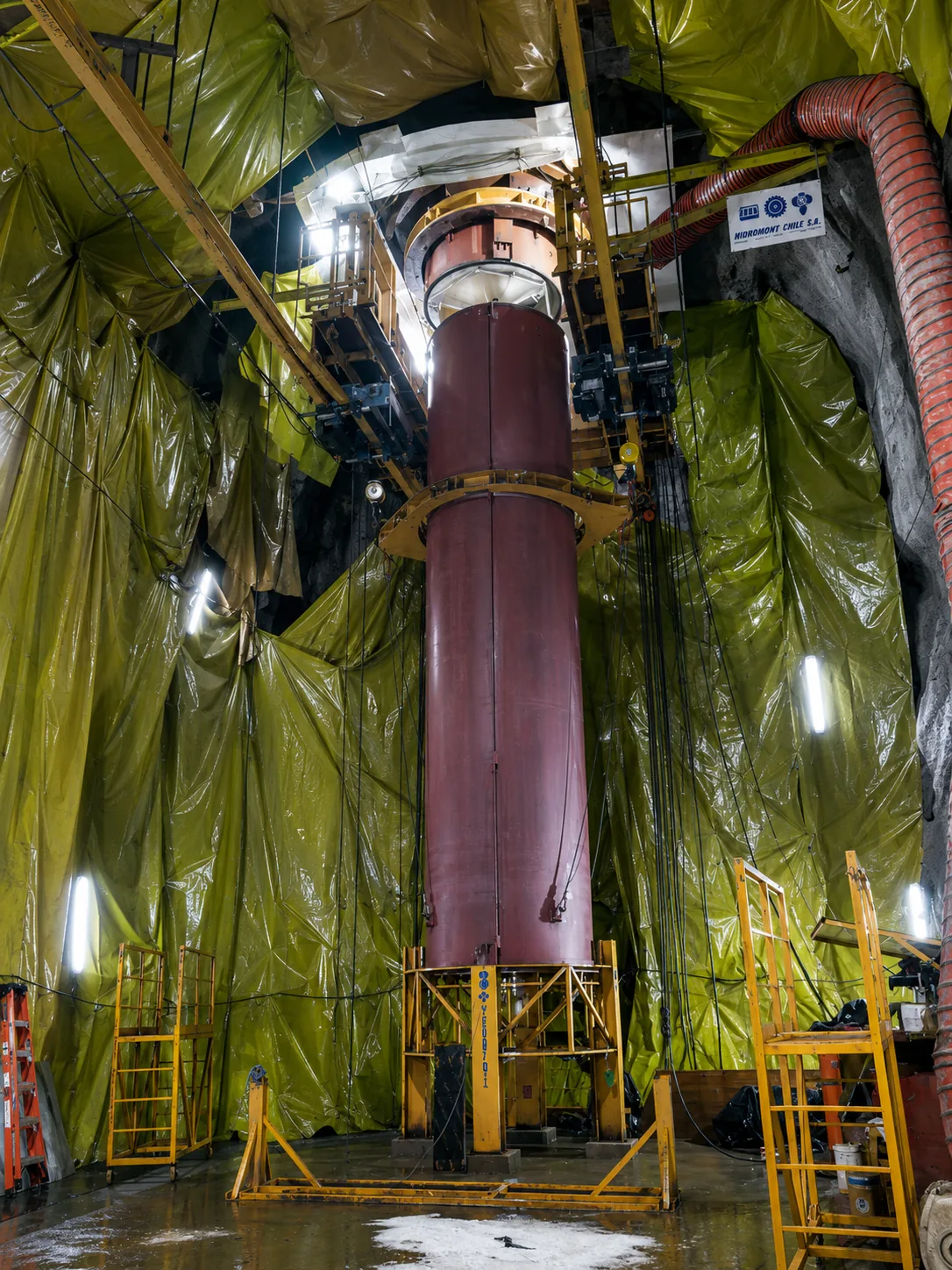 Montaje vertical de tubería forzada en caverna subterránea