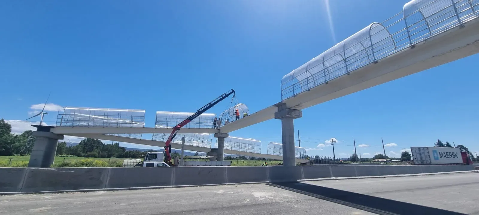 Cúpula y estructura metálica para pasarela peatonal en carretera