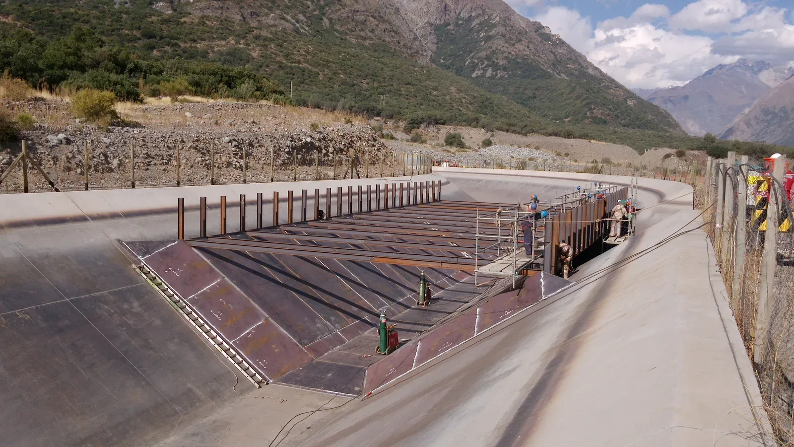 Montaje de compuerta en bocatoma de C.H. Canal Chacayes